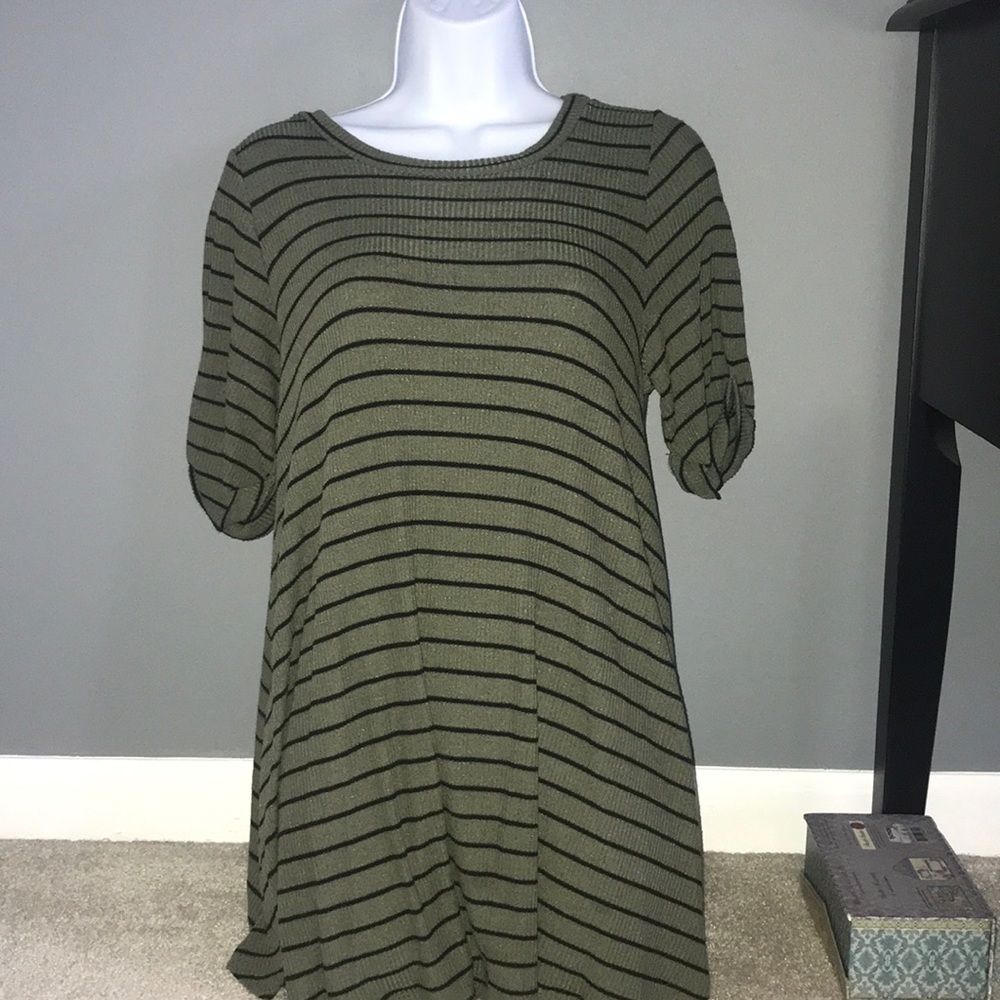 super cute dress!